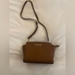 MICHAEL KORS
Selma Saffiano Leather Medium Messenger
Bag - Luggage